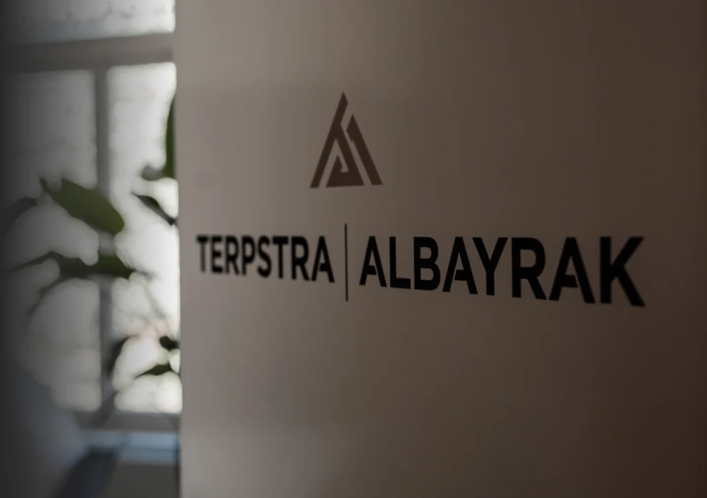 Het logo van Terpstra | Albayrak Strafrechtadvocaten in het pand in Leeuwarden
