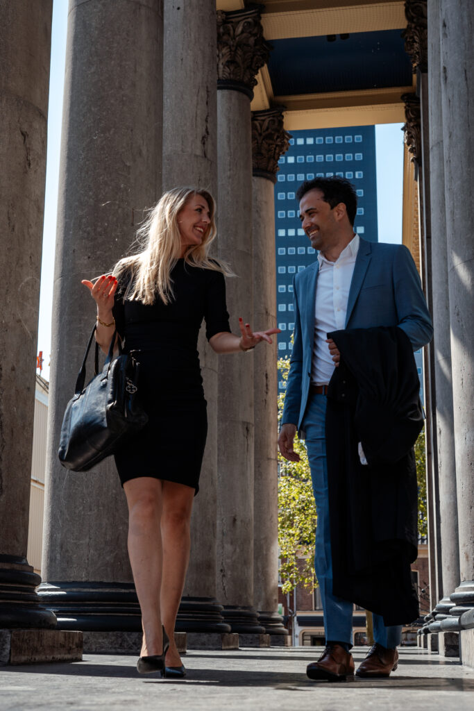 Hilde Terpstra en Ersen Albayrak zijn vrolijk in gesprek voor het gerechtshof in Leeuwarden